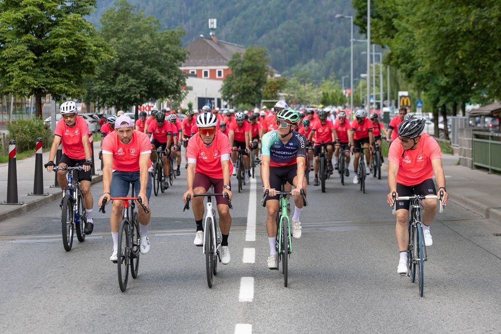Osttirol erstrahlt in Rosa - Empfang für Felix Gall